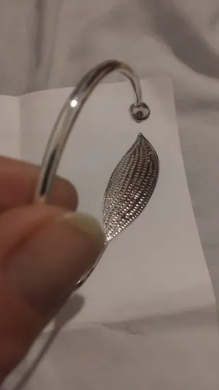 Pulsera de plata con diseño de hoja