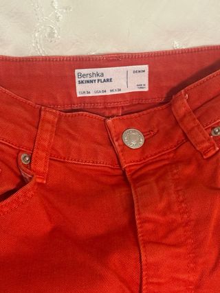 Pantalón pitillo Bershka rojo talla 36