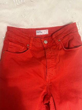 Pantalón pitillo Bershka rojo talla 36