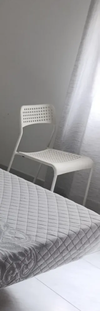 Sillas de plástico blancas