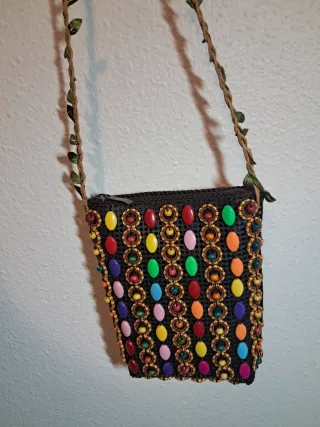 Bolso con adornos multicolores