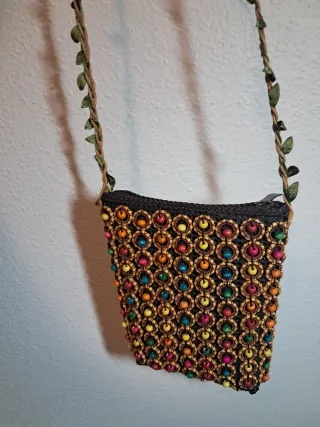 Bolso con adornos multicolores