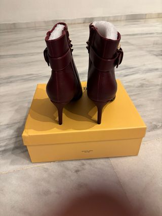 Botines Menbur con tachuelas doradas