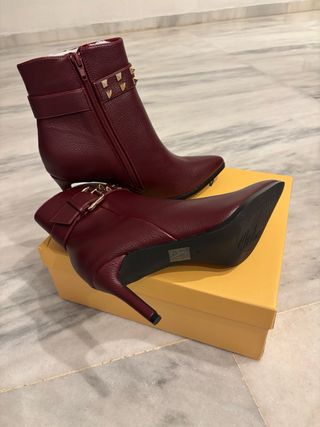 Botines Menbur con tachuelas doradas