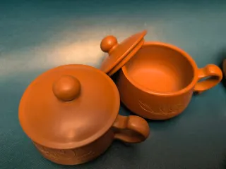 Juego de té de terracota, con filtro.