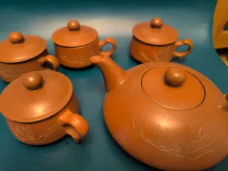 Juego de té de terracota, con filtro.