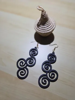 Pendientes madera negra troquelada nuevos