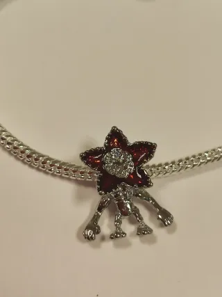 Pulsera plata charm Demogorgon Stranger Things nue