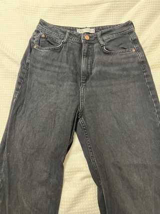 Pantalón vaquero Zara gris oscuro