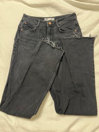 Pantalón vaquero Zara gris oscuro