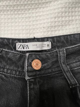 Pantalón vaquero Zara gris oscuro
