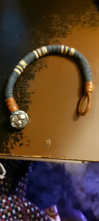 Pulsera artesanal con botón plateado