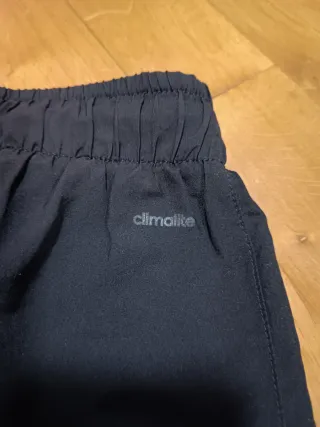 Pantaloneta Adidas negra con Rayas Verdes