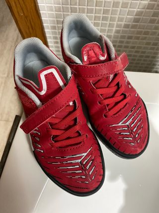 Botas niño fútbol sala rojas talla 28