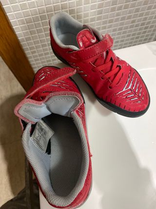 Botas niño fútbol sala rojas talla 28