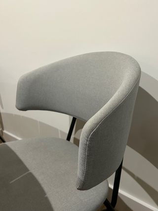 Sillas de comedor grises y negras