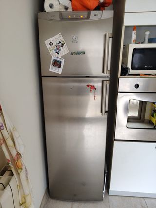 Nevera combi plateada marca Balay