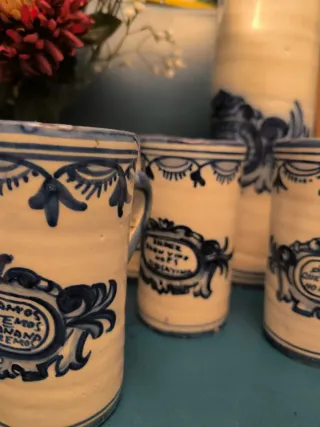 Jarra y tazas de cerámica