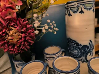 Jarra y tazas de cerámica