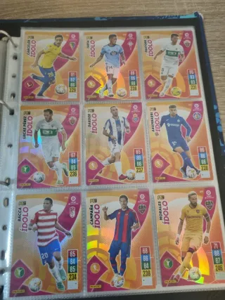 Archivador de diferentes cromos de futbol