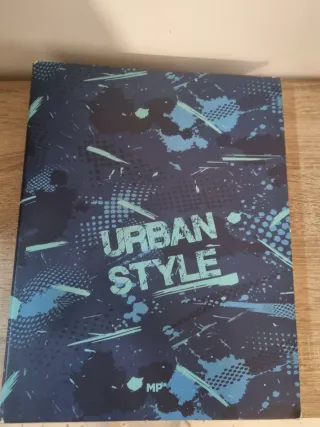 Archivador de diferentes cromos de futbol