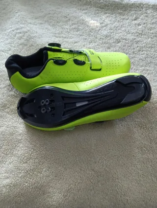 Scarpe sportive verdi e nere