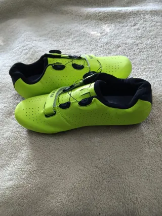 Scarpe sportive verdi e nere