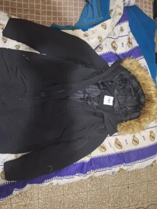 Chaqueta de hombre negra con capucha