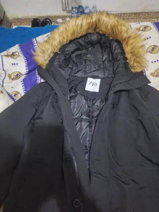 Chaqueta de hombre negra con capucha