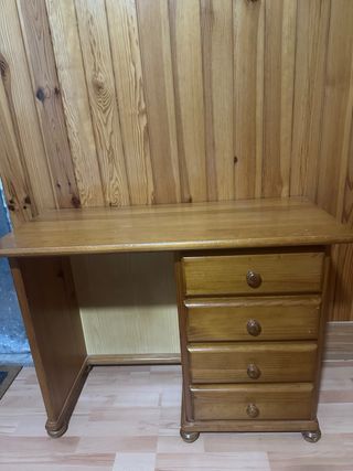 Escritorio de madera con cajones