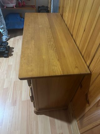 Escritorio de madera con cajones