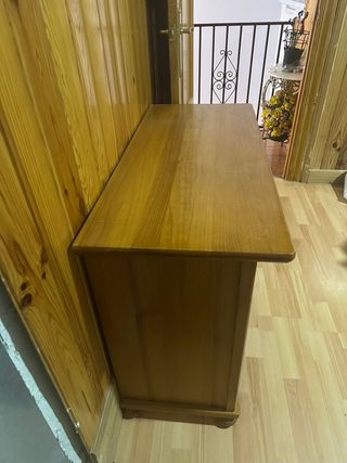 Escritorio de madera con cajones