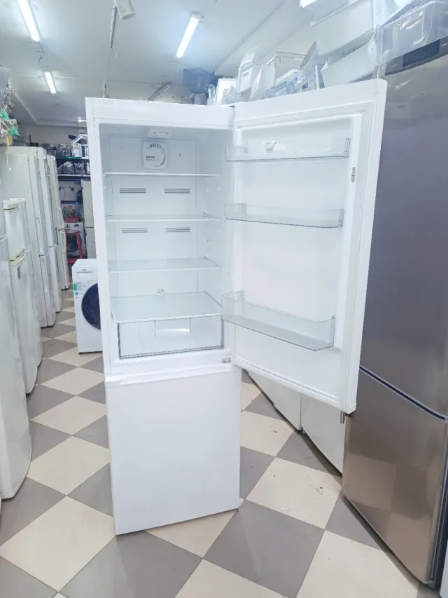 Frigorífico 'HYUNDAI' combi no frost (COMO NUEVO)