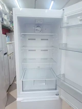 Frigorífico 'HYUNDAI' combi no frost (COMO NUEVO)