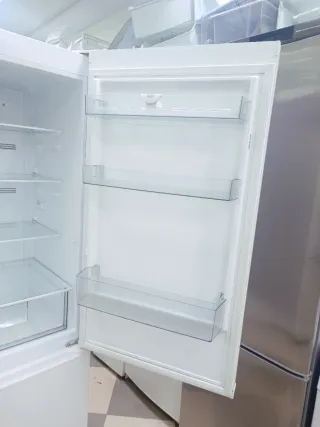 Frigorífico 'HYUNDAI' combi no frost (COMO NUEVO)