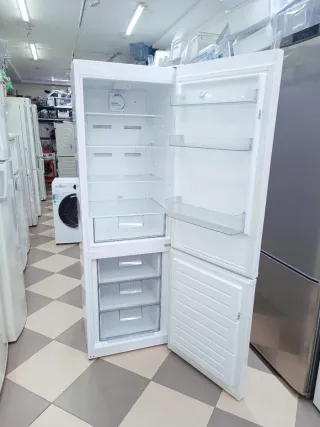 Frigorífico 'HYUNDAI' combi no frost (COMO NUEVO)