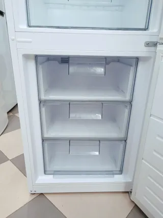 Frigorífico 'HYUNDAI' combi no frost (COMO NUEVO)