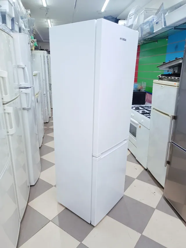 Frigorífico 'HYUNDAI' combi no frost (COMO NUEVO)