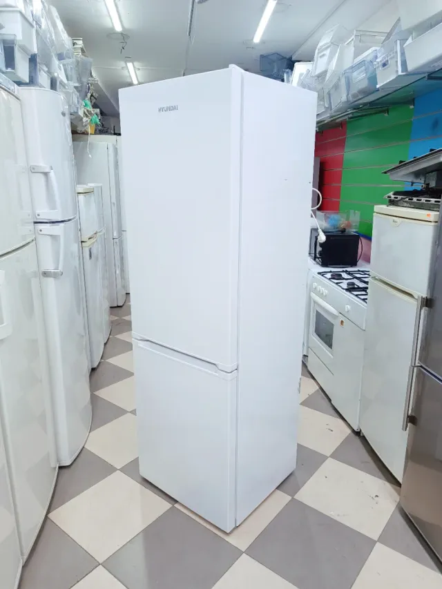 Frigorífico 'HYUNDAI' combi no frost (COMO NUEVO)