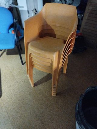 Sillas de plástico apilables naranjas