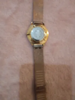 Reloj Marea Dorado con Detalles Brillantes