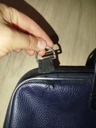 Bolso redondo de yute con asas de madera