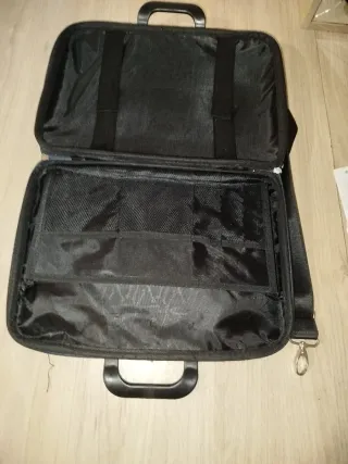 Bolso redondo de yute con asas de madera