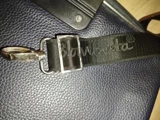 Bolso redondo de yute con asas de madera