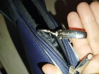 Bolso redondo de yute con asas de madera