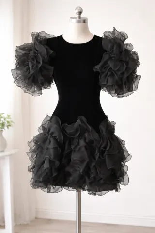 Vestido de fiesta negro con volantes