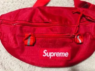 Set di tre borse a tracolla Nike, Supreme e Vans