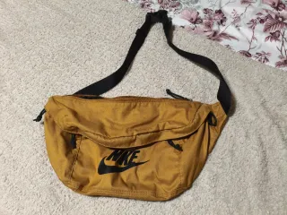 Set di tre borse a tracolla Nike, Supreme e Vans