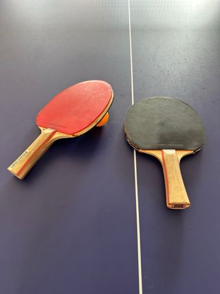 Mesa de ping pong con palas