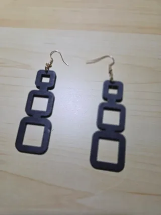 Pendientes negros cuadrados